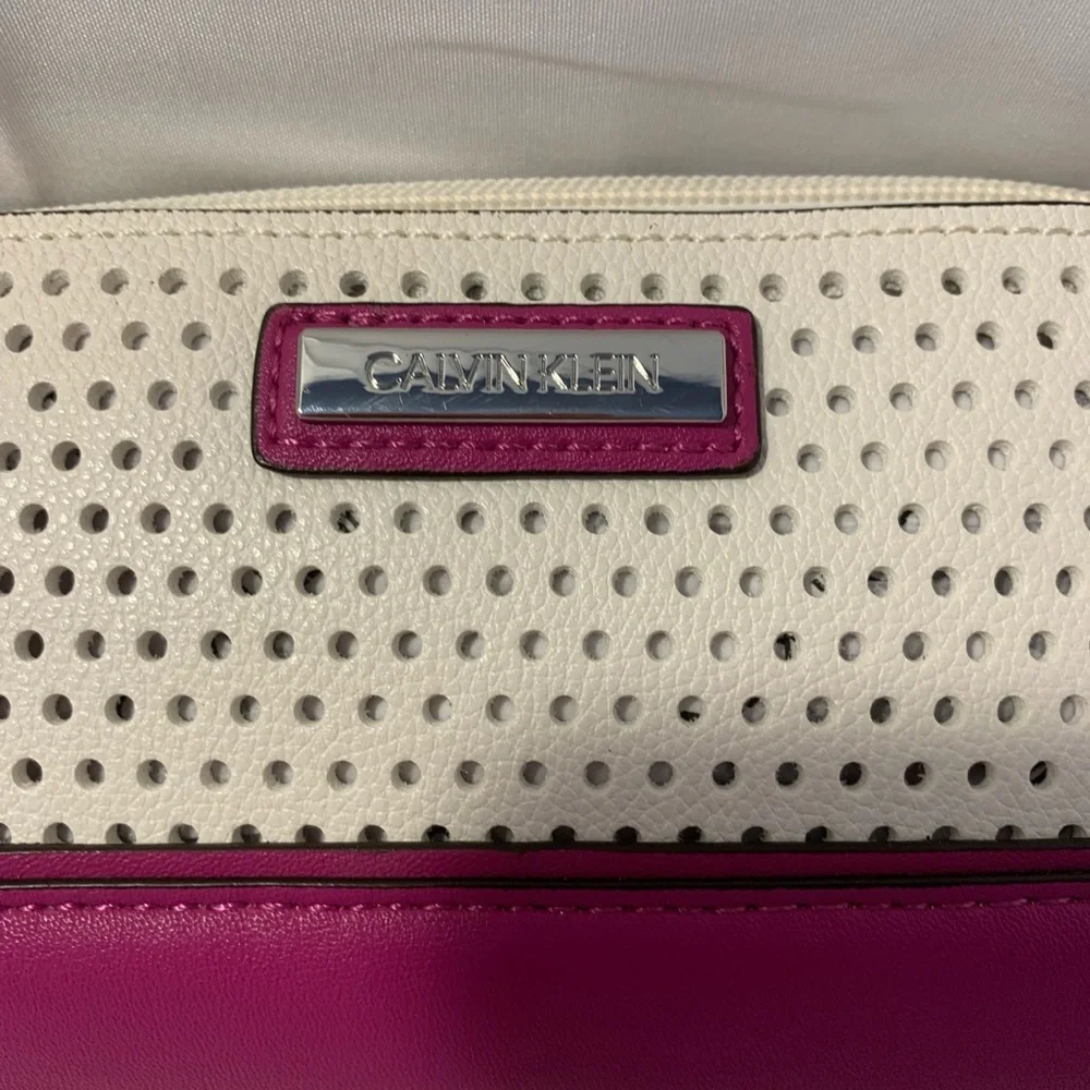 NWT Calvin Klein Small Cosmetic Case - Picture 2 of 5